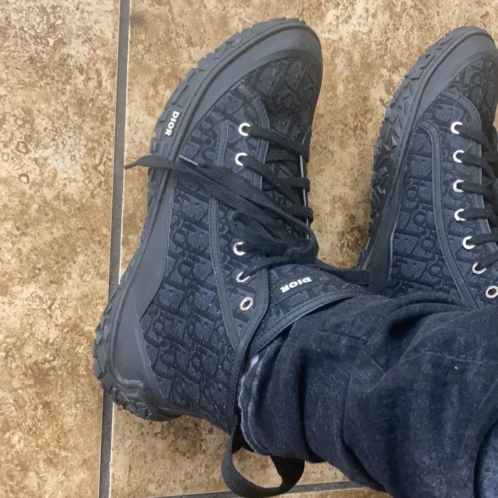 Designer shoes had fem for 2 months 10.5. Follow me on Instagram. _dkdabarber. - Picture 1 of 2